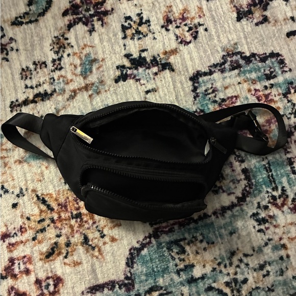 ALO Yoga Black Explorer Crossbody Bag ~ Gently Used - Picture 2 of 3